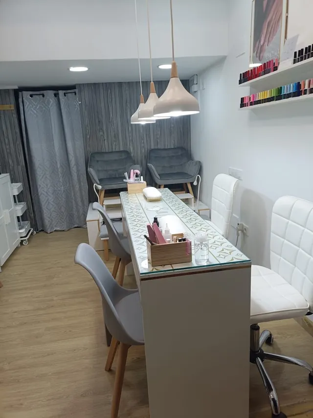 Interior de Brilli Nails: mesas de manicura