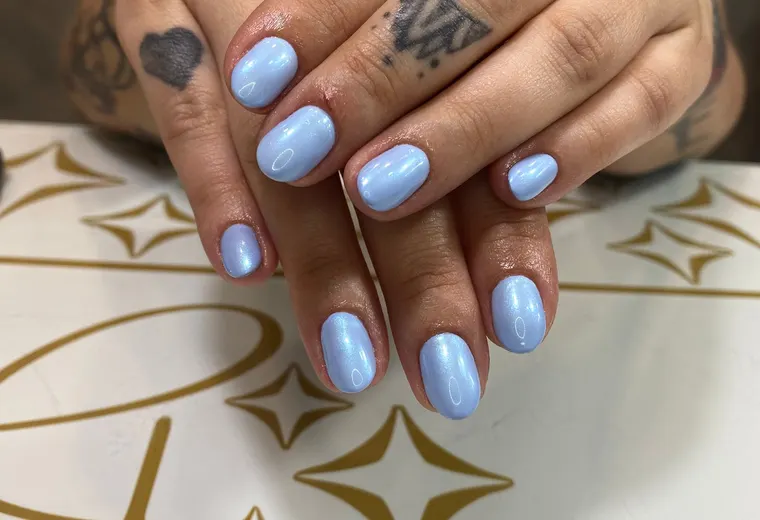 Esmaltado permanente azul realizado en Brilli Nails