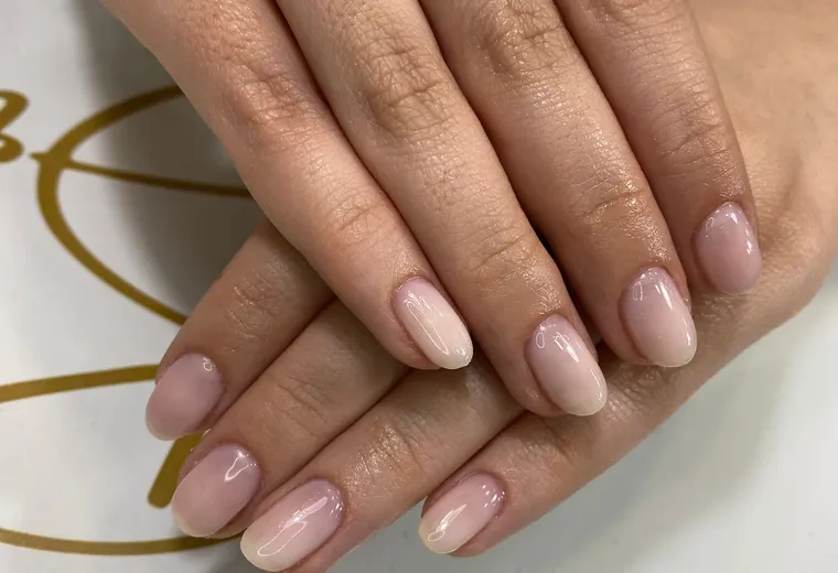 Refuerzo especializado con acabado natural realizado en Brilli Nails